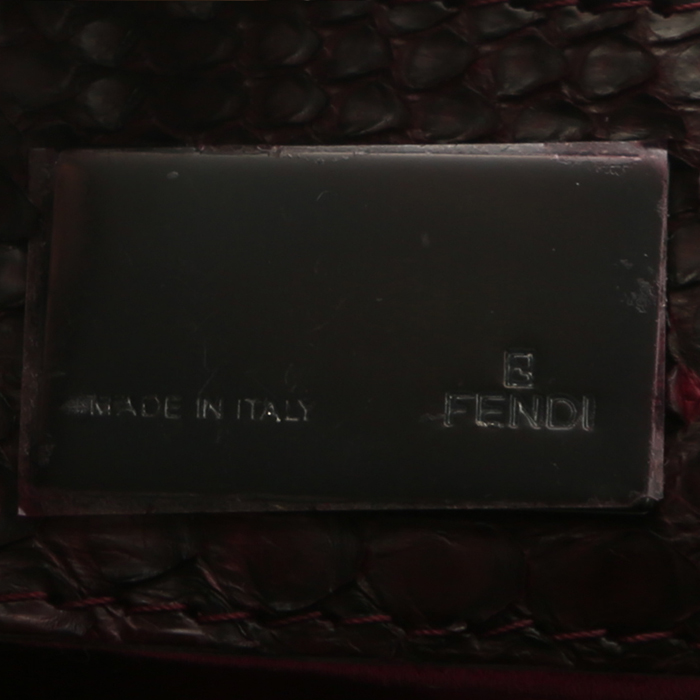 Bolso de mano Fendi  Baguette en piel de pitón color berenjena - Detail D3