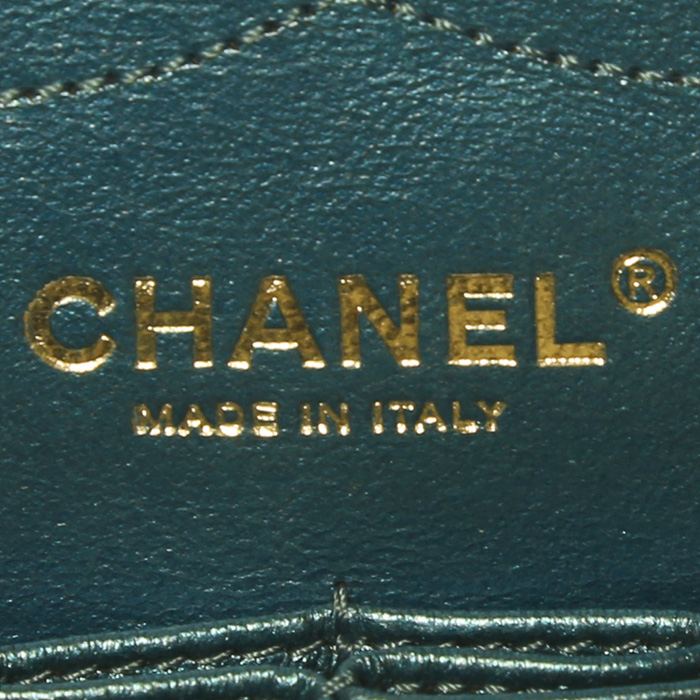 Sac bandoulière Chanel 2.55 en cuir matelassé bleu métallisé - Detail D4