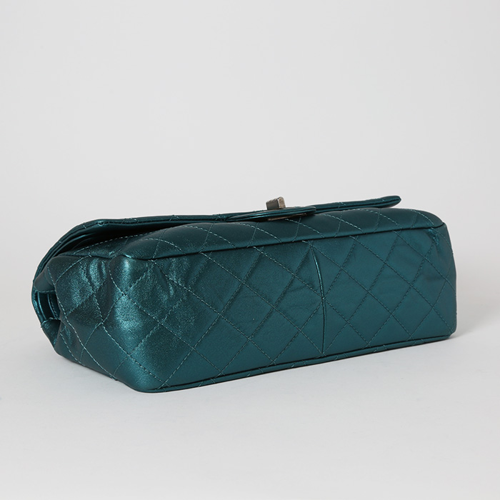 Bolso bandolera Chanel 2.55 en cuero acolchado azul metalizado - Detail D5