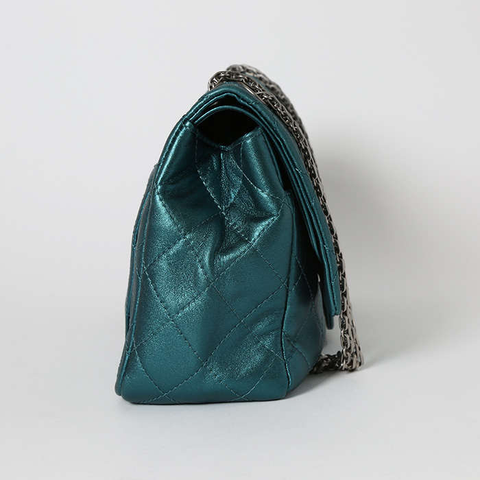 Sac bandoulière Chanel 2.55 en cuir matelassé bleu métallisé - Detail D6