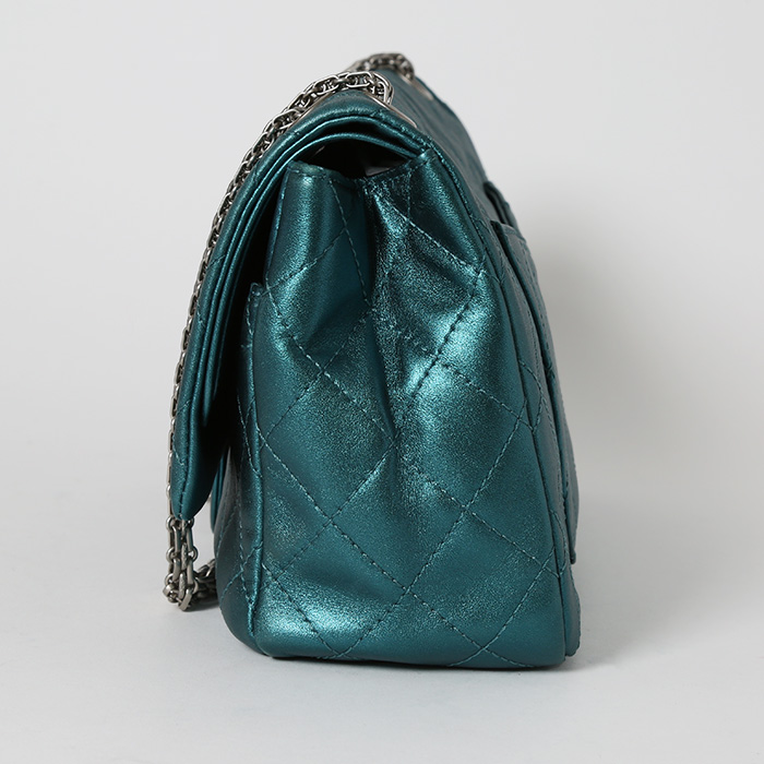 Bolso bandolera Chanel 2.55 en cuero acolchado azul metalizado - Detail D7