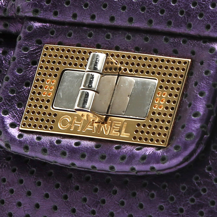 Sac à main Chanel 2.55 en cuir irisé violet - Detail D1