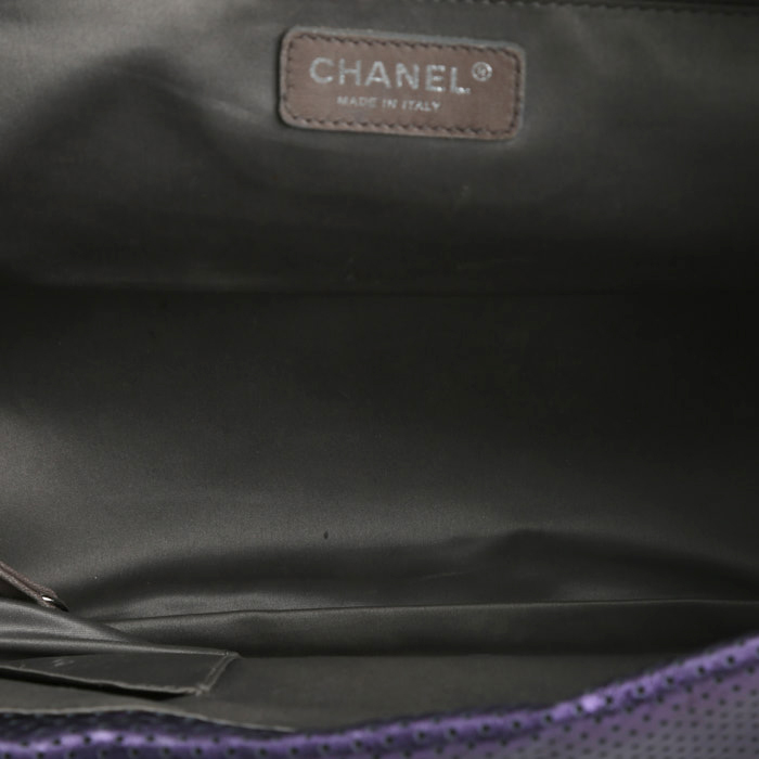 Sac à main Chanel 2.55 en cuir irisé violet - Detail D3