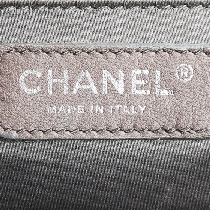 Sac à main Chanel 2.55 en cuir irisé violet - Detail D4