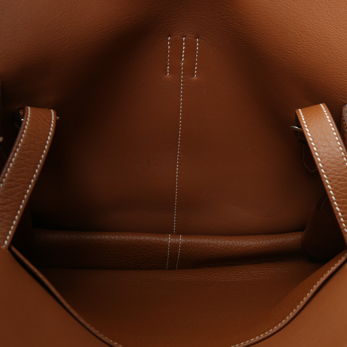 Hermès Halzan shoulder bag in gold togo leather - Detail D2