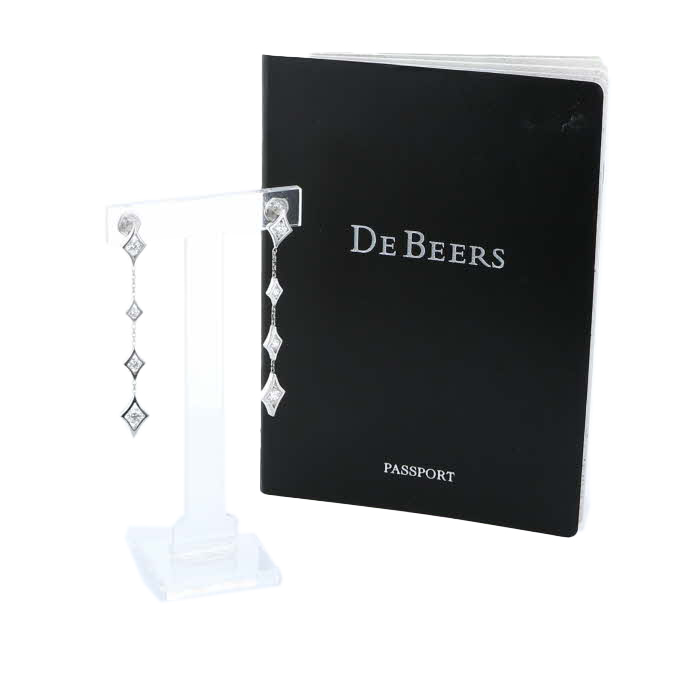 Paire de boucles d'oreilles De Beers Radiance en or blanc et diamants - Detail D2