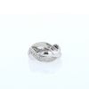 Sortija semiarticulada Poiray Tresse modelo mediano de oro blanco y diamantes - 360 thumbnail