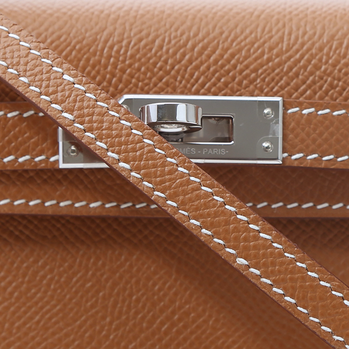 Hermès  Kelly 20 cm handbag  in gold epsom leather - Detail D1
