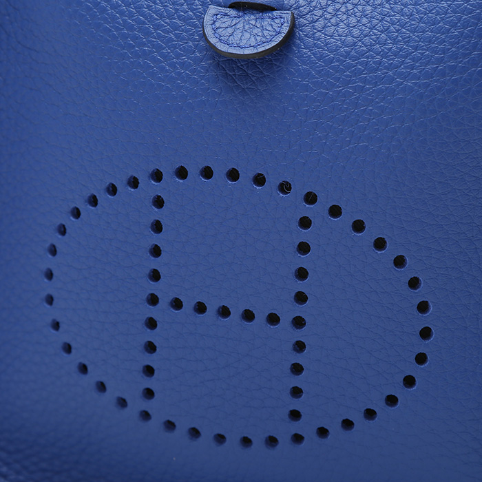 Bolso bandolera Hermès  Mini Evelyne en cuero togo azul Zafiro - Detail D1