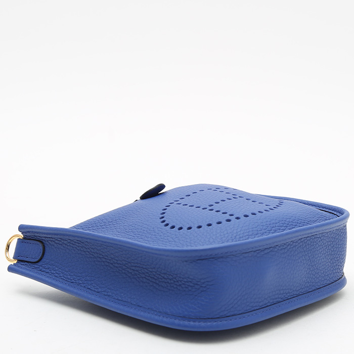 Sac bandoulière Hermès  Mini Evelyne en cuir togo Bleu Saphir - Detail D4