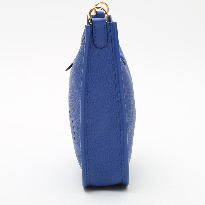 Bolso bandolera Hermès  Mini Evelyne en cuero togo azul Zafiro - Detail D5