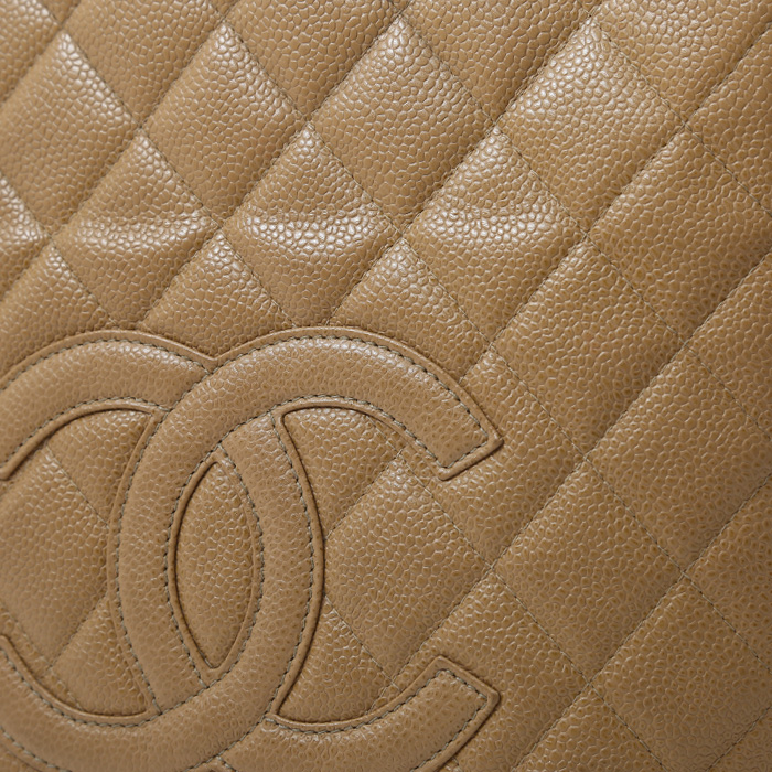 Chanel Shopping GST handbag in beige quilted grained leather - Detail D1