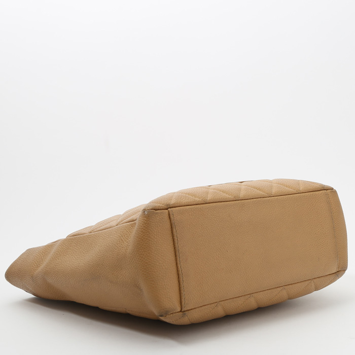 Sac à main Chanel Shopping GST en cuir grainé matelassé beige - Detail D4