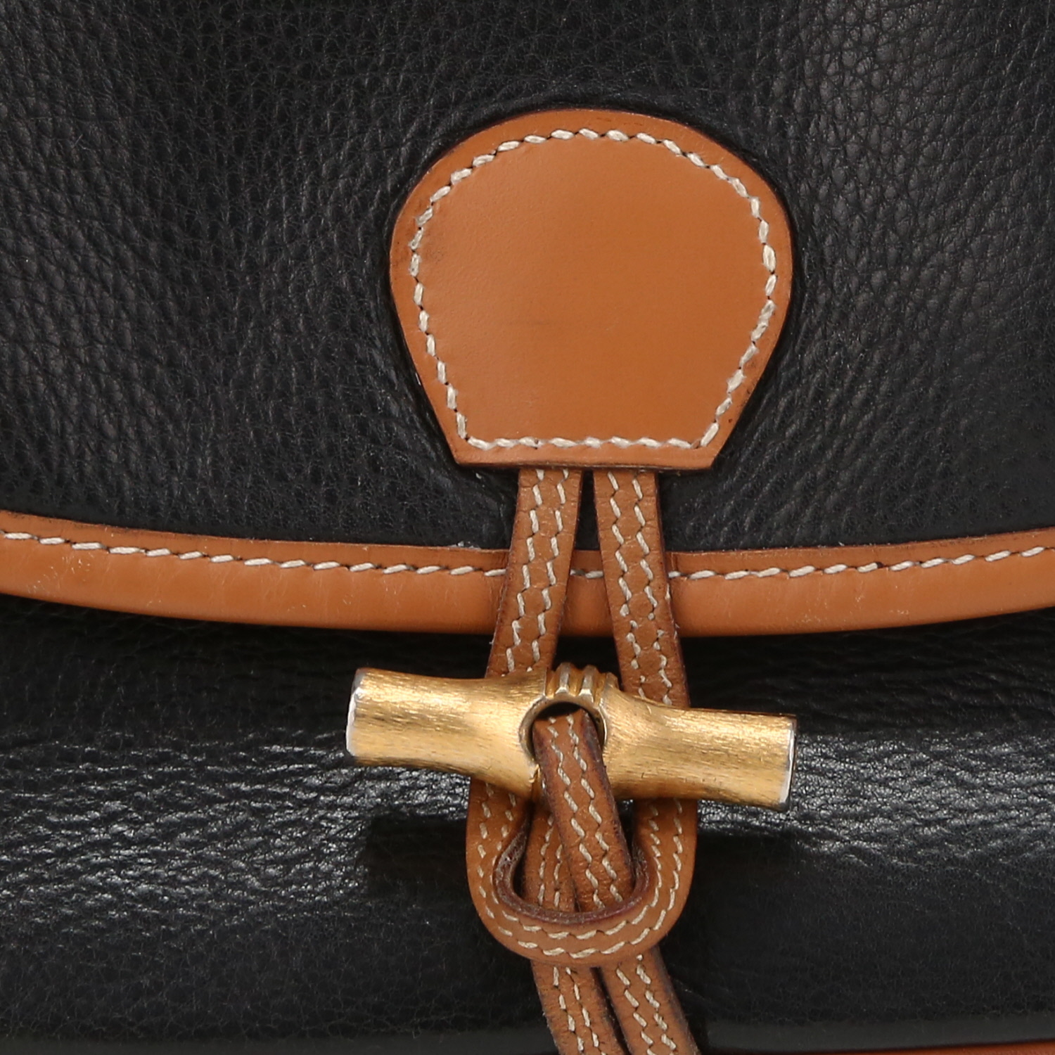 Borsa a tracolla Hermès  Duffle in pelle Fjord nera e gold - Detail D1