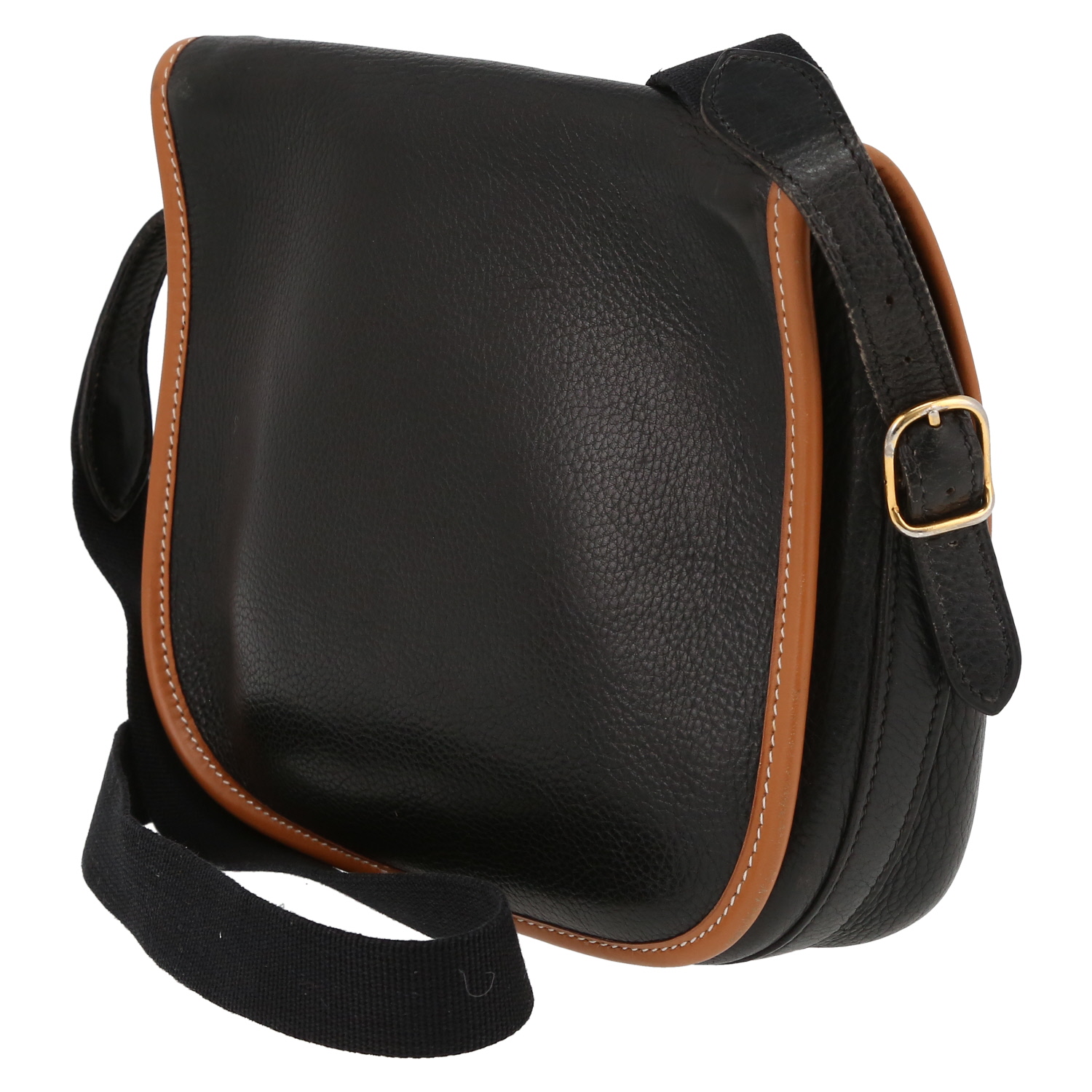 Hermès  Duffle shoulder bag  in black and gold Fjord leather - Detail D5