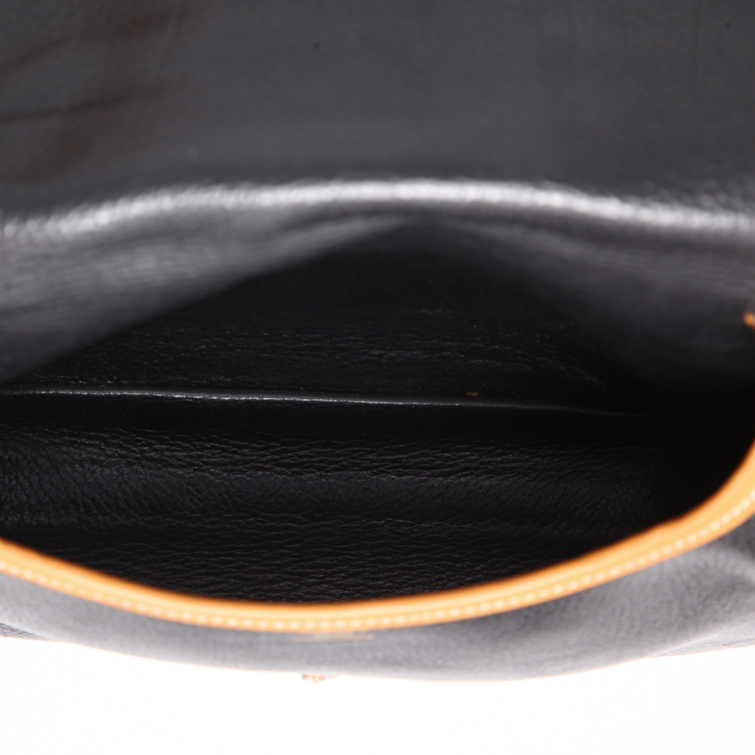 Bolso bandolera Hermès  Duffle en cuero Fjord negro y color oro - Detail D8