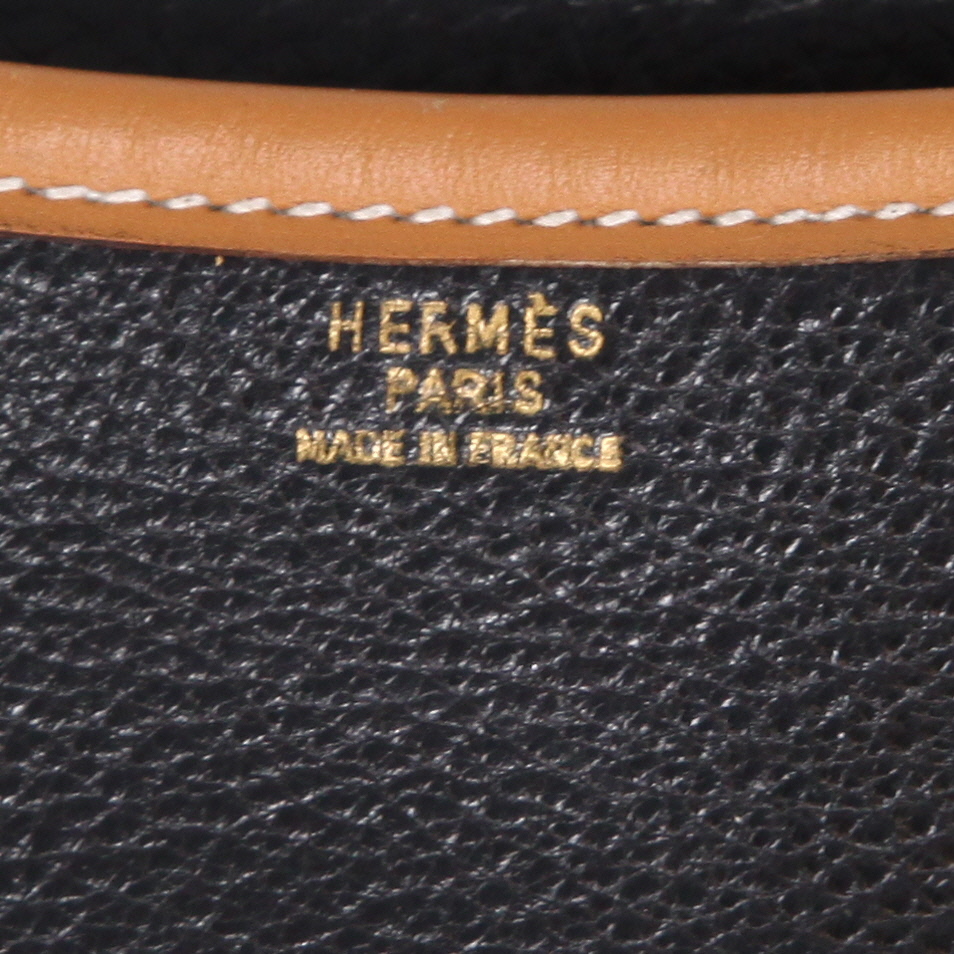 Bolso bandolera Hermès  Duffle en cuero Fjord negro y color oro - Detail D9