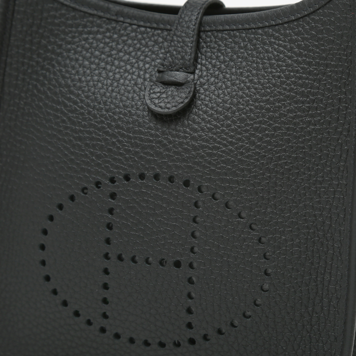 Sac bandoulière Hermès  Mini Evelyne en cuir togo noir - Detail D1