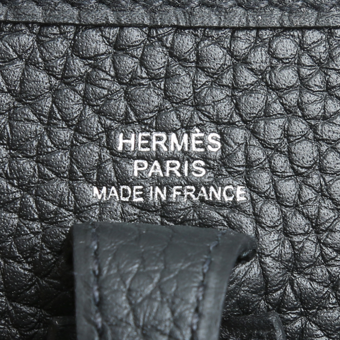 Sac bandoulière Hermès  Mini Evelyne en cuir togo noir - Detail D4