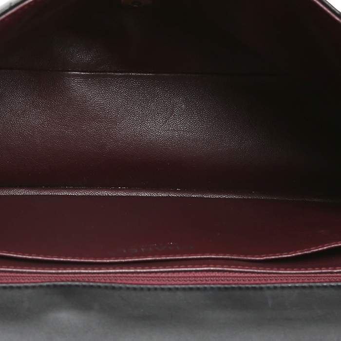 Chanel  Timeless Maxi Jumbo handbag  in black quilted leather - Detail D4