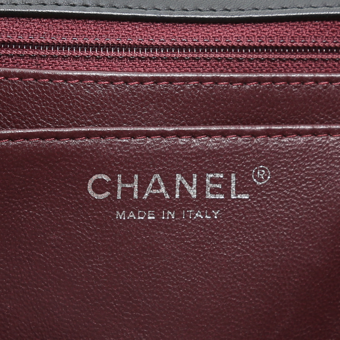 Chanel  Timeless Maxi Jumbo handbag  in black quilted leather - Detail D5