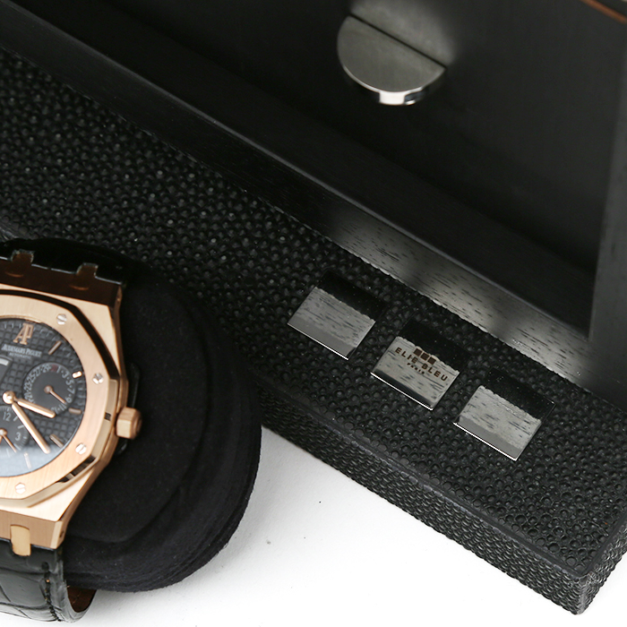 Elie Bleu, Coffret remontoir pour six montres, modèle "Galuchat", en bois, métal chromé et galuchat, signé, des années 2010 - Detail D3