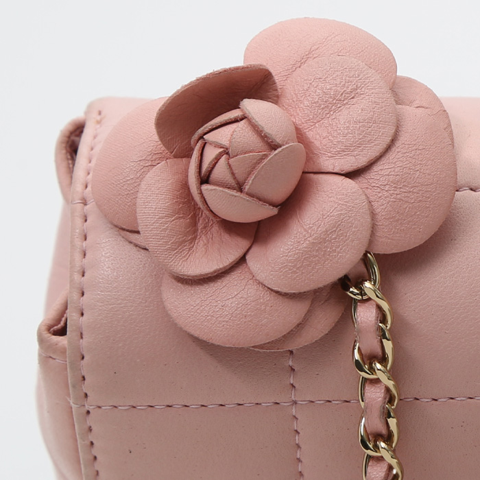 Bolso bandolera Chanel  Choco bar en cuero acolchado rosa - Detail D1