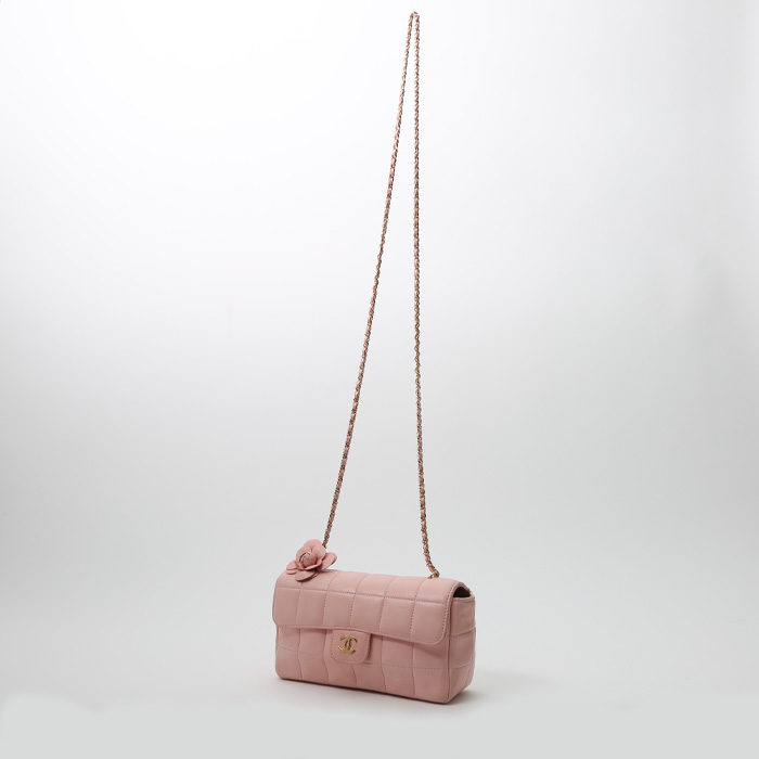 Bolso bandolera Chanel  Choco bar en cuero acolchado rosa - Detail D2