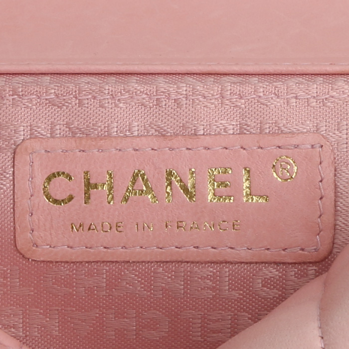 Bolso bandolera Chanel  Choco bar en cuero acolchado rosa - Detail D4