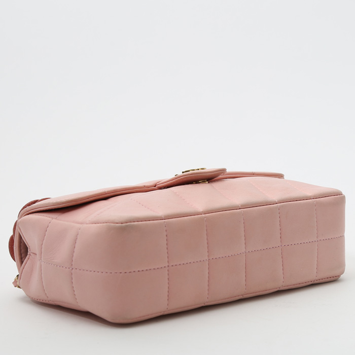 Sac bandoulière Chanel  Choco bar en cuir matelassé rose - Detail D5