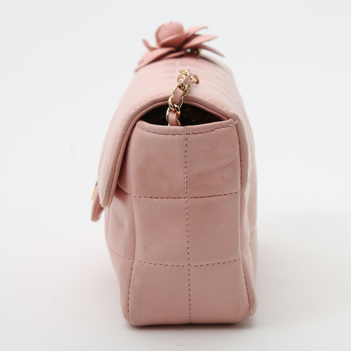 Bolso bandolera Chanel  Choco bar en cuero acolchado rosa - Detail D6