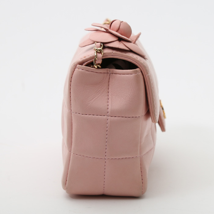 Sac bandoulière Chanel  Choco bar en cuir matelassé rose - Detail D7