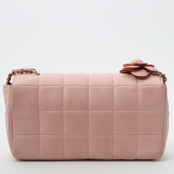 Sac bandoulière Chanel  Choco bar en cuir matelassé rose - Detail D8