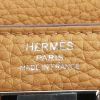 Bolso de mano Hermès  Kelly 28 cm en cuero taurillon clémence Biscuit - Detail D3 thumbnail