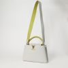 Borsa a tracolla Louis Vuitton  Capucines BB in pelle martellata bianca e gialla - Detail D2 thumbnail