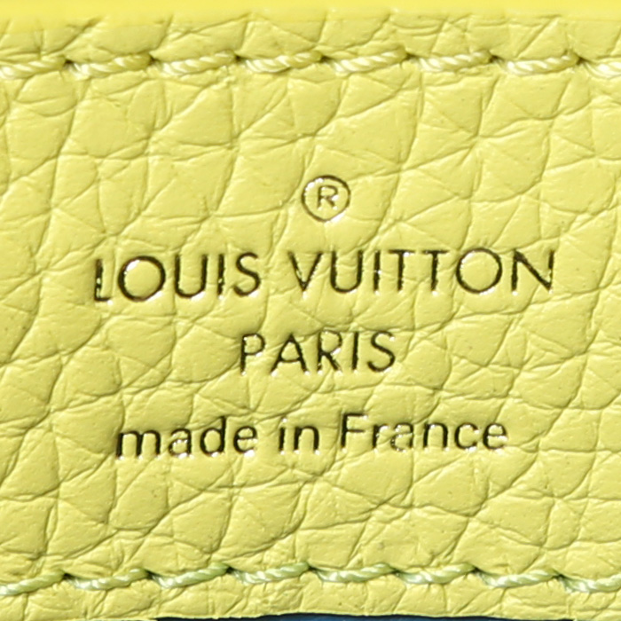 Sac bandoulière Louis Vuitton  Capucines BB en cuir grainé blanc et jaune - Detail D4