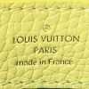 Borsa a tracolla Louis Vuitton  Capucines BB in pelle martellata bianca e gialla - Detail D4 thumbnail