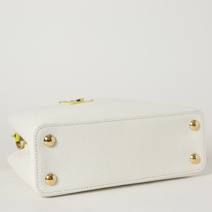Sac bandoulière Louis Vuitton  Capucines BB en cuir grainé blanc et jaune - Detail D5