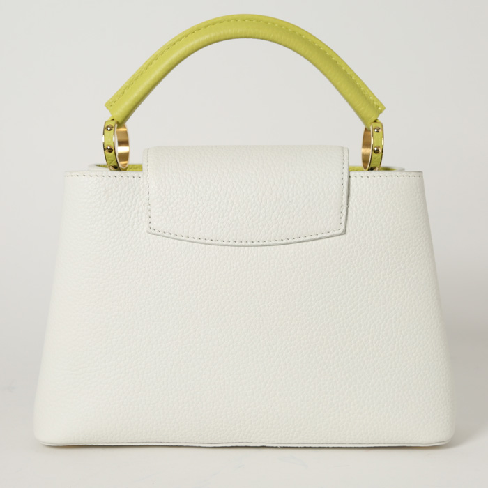 Bolso bandolera Louis Vuitton  Capucines BB en cuero granulado blanco y amarillo - Detail D8