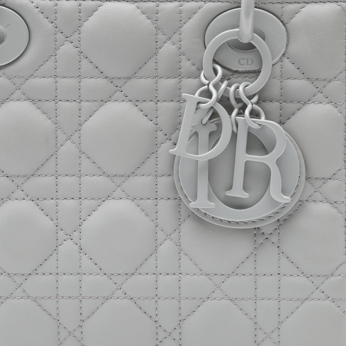Bolso de mano Dior  Lady Dior en cuero cannage gris - Detail D1
