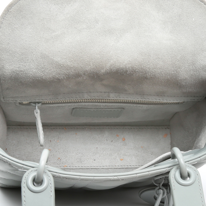 Bolso de mano Dior  Lady Dior en cuero cannage gris - Detail D2