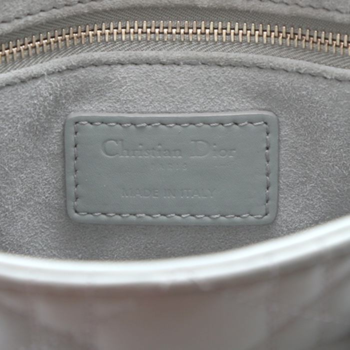 Sac à main Dior  Lady Dior en cuir cannage gris - Detail D3