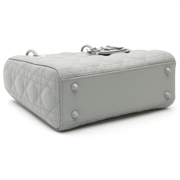 Bolso de mano Dior  Lady Dior en cuero cannage gris - Detail D4