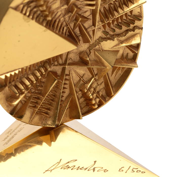 Arnaldo Pomodoro, sculpture "Disco del sole", in gilded bronze, Stefano Johnson edition, signed, stamped and numbered, of 1985 - Detail D4