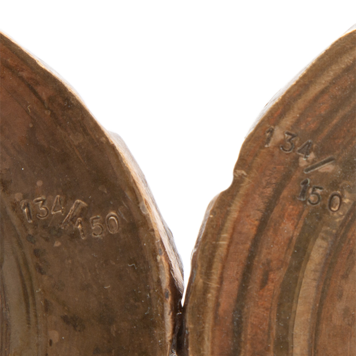 Igor Mitoraj, "Flammes", paire de bougeoirs en bronze, édition Artcurial, signés et numérotés, des années 1980-1990. - Detail D4