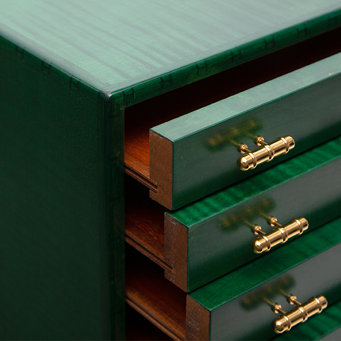 Hermès, Coffret à foulards, en bois, acajou teinté vert vernis et satiné et métal doré, signé, des années 1980 - Detail D1