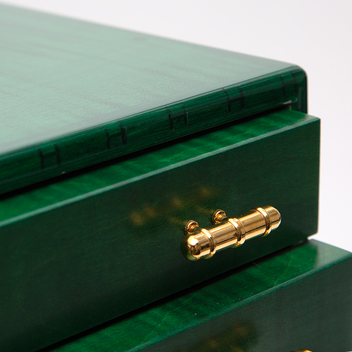 Hermès, Coffret à foulards, en bois, acajou teinté vert vernis et satiné et métal doré, signé, des années 1980 - Detail D2