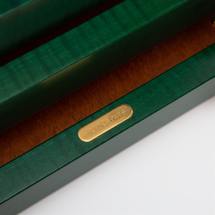 Hermès, Coffret à foulards, en bois, acajou teinté vert vernis et satiné et métal doré, signé, des années 1980 - Detail D3