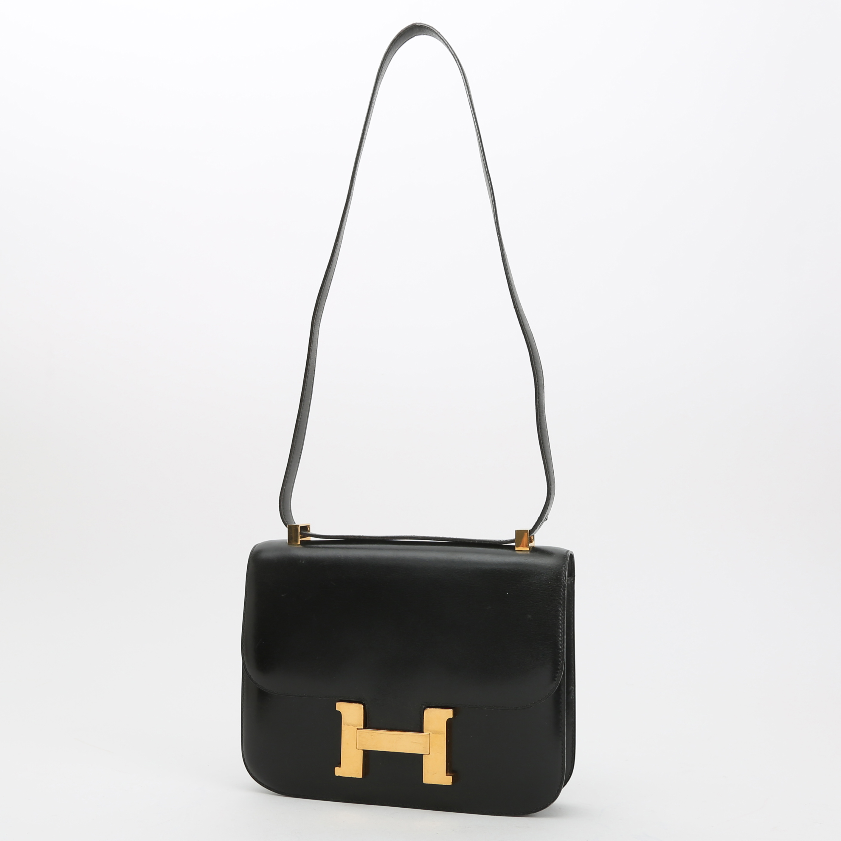 Bolso de mano Hermès  Constance en cuero box negro - Detail D2