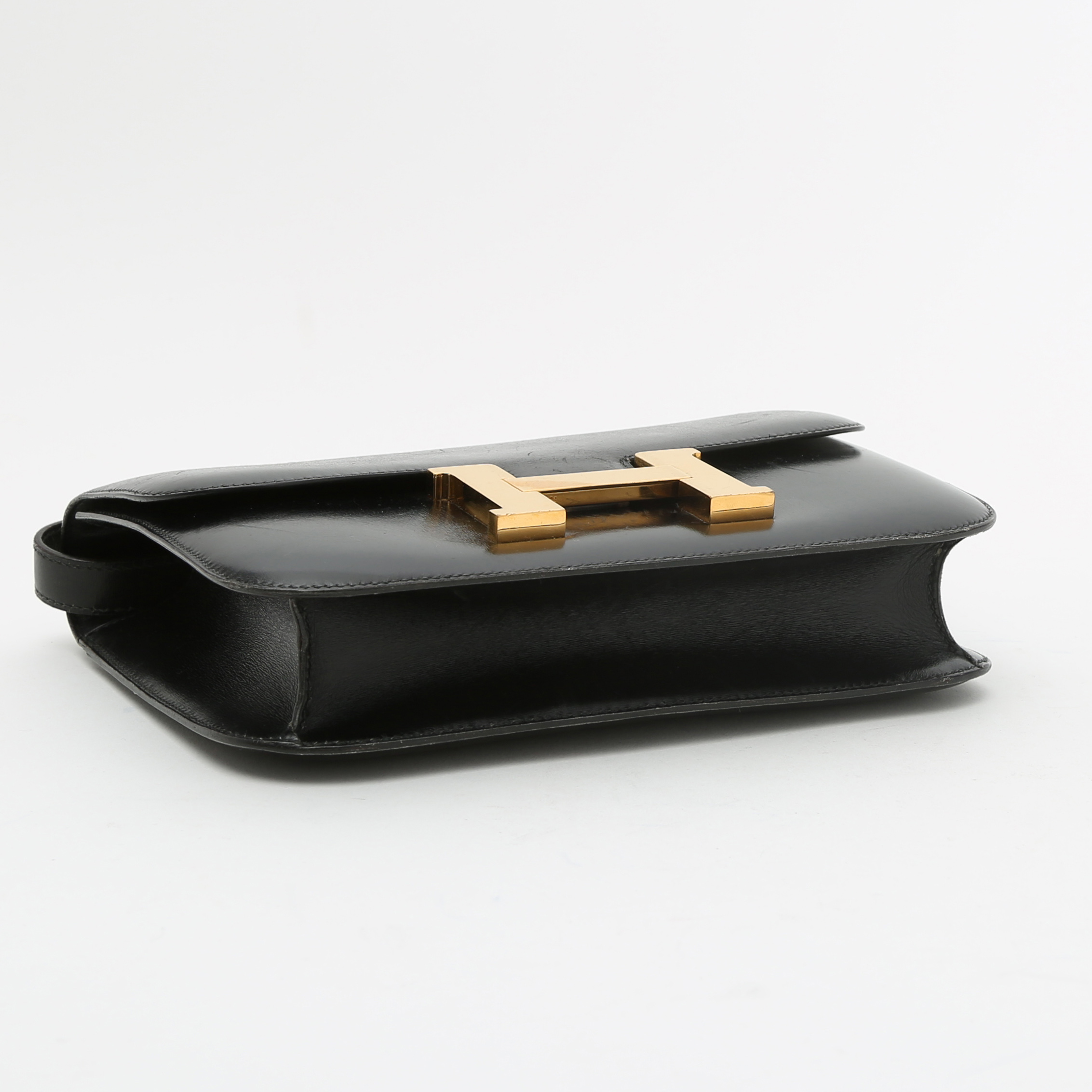 Bolso de mano Hermès  Constance en cuero box negro - Detail D5